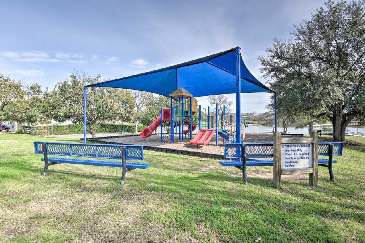 Resort-Style Lake Conroe Retreat With Balcony And View Willis Екстериор снимка